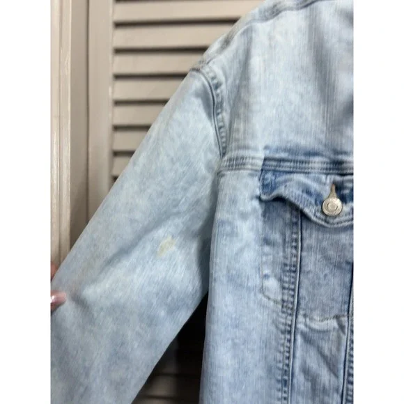 Maurices Light Wash Button Up Denim Jean Jacket Size Medium Pockets Raw Hem - Picture 4 of 7